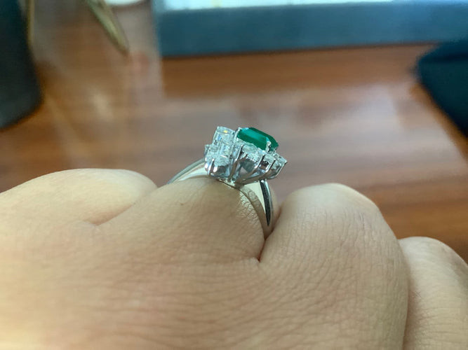 54 Art déco - Bague en or blanc, émeraude colombienne et diamants 58 Facettes BA 737
