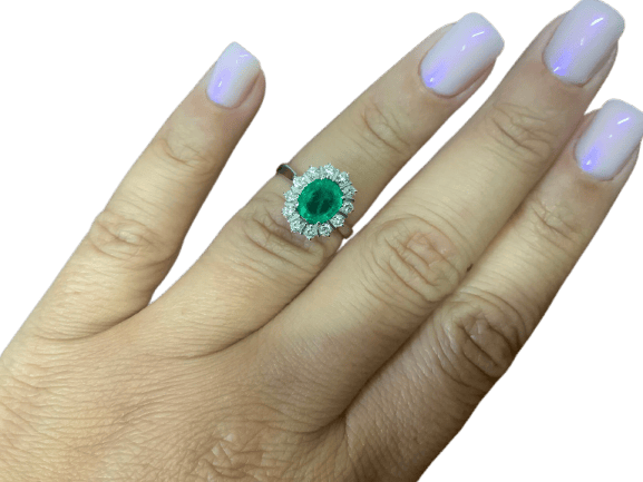 51.5 Bague halo en or blanc avec émeraude ovale et diamants 58 Facettes BA 500