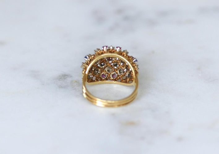 57 Bague boule cordage en or rose, saphirs, rubis et diamants 58 Facettes