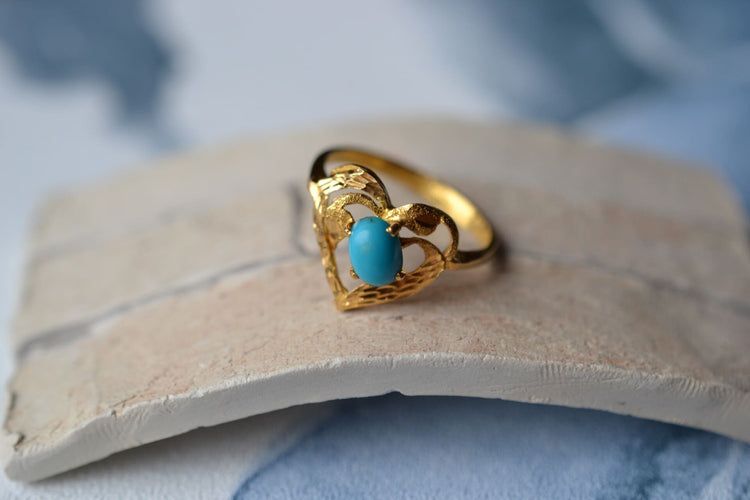 58 Bague cœur en or jaune et turquoise reconstituée 58 Facettes Ref526