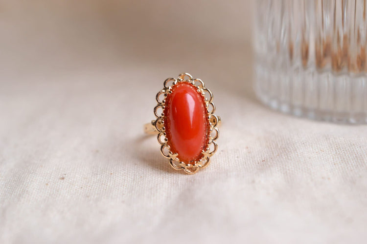 47 Bague cabochon en or jaune et corail 58 Facettes Ref2799