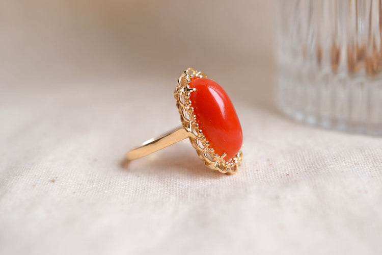 47 Bague cabochon en or jaune et corail 58 Facettes Ref2799