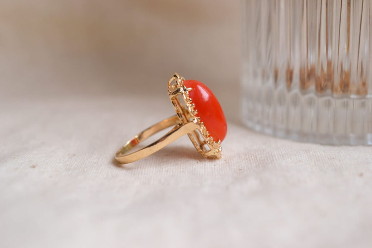 47 Bague cabochon en or jaune et corail 58 Facettes Ref2799