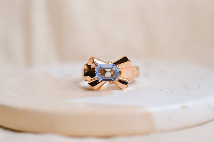 55 Bague nœud en or jaune et verre bleu ciel 58 Facettes Ref2954