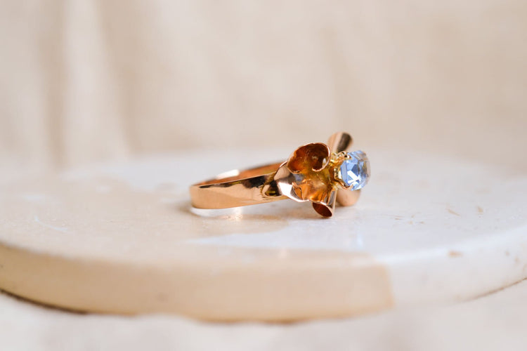 55 Bague nœud en or jaune et verre bleu ciel 58 Facettes Ref2954