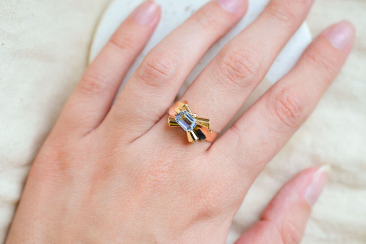 55 Bague nœud en or jaune et verre bleu ciel 58 Facettes Ref2954