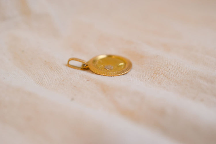 https://cdn.shopify.com/s/files/1/0963/7950/2920/files/Medaille-ancienne-en-Or-jaune-18-carats-a-decor-floral-dans-un-entourage-rainure_49975da5-1c24-4cc6-a238-8997f48f4010.jpg?v=1779981819