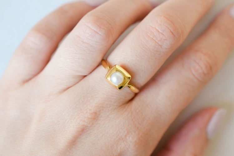 https://cdn.shopify.com/s/files/1/0963/7950/2920/files/Bague-de-fiancailles-ancienne-en-Or-jaune-18-carats-ornee-d_une-Perle_b3bfe62b-68c4-4a69-aa06-7022ae6aa837.jpg?v=1779982110