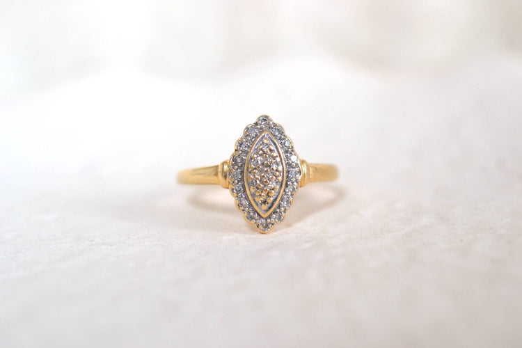 55 Bague navette en or jaune et or blanc avec diamants 58 Facettes 3377