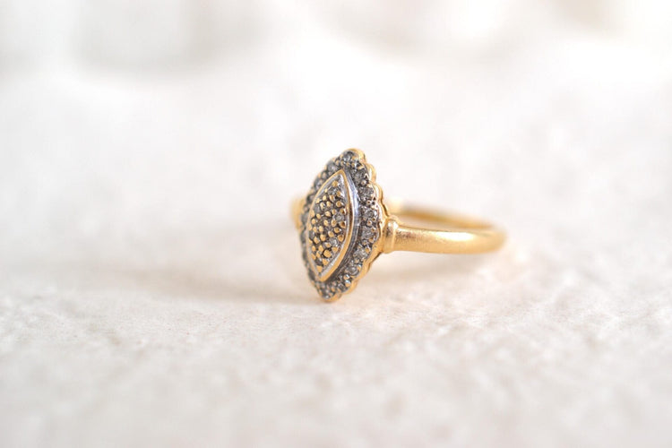 55 Bague navette en or jaune et or blanc avec diamants 58 Facettes 3377