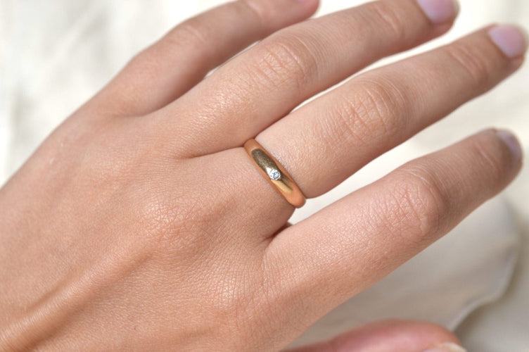 57 Bague jonc en or jaune et diamant 58 Facettes 3569