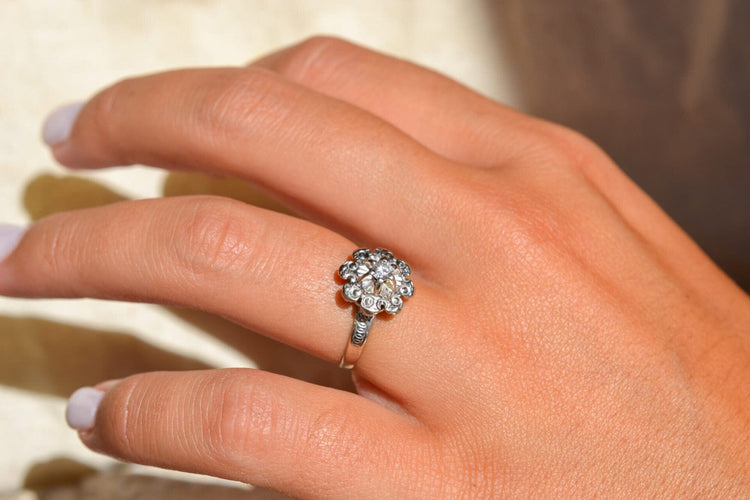 Bague 52 Bague fleur en or blanc 18 carats avec oxyde 58 Facettes 3555