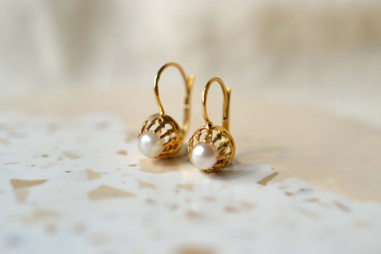 https://cdn.shopify.com/s/files/1/0963/7950/2920/files/dormeuses-perles-femme_be57167b-ff31-4442-9465-fbed44e56268.jpg?v=1779983605