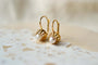 https://cdn.shopify.com/s/files/1/0963/7950/2920/files/dormeuses-perles-femme_be57167b-ff31-4442-9465-fbed44e56268.jpg?v=1779983605