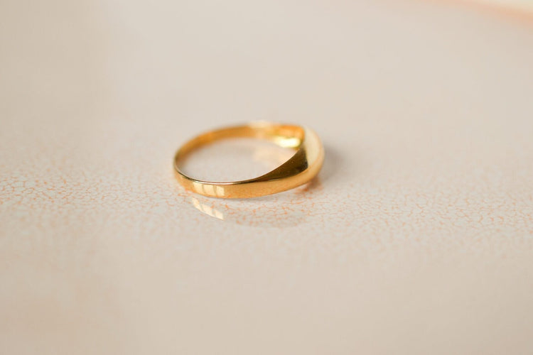 56 Jonc anglais - Bague en or jaune et diamant 58 Facettes 3595