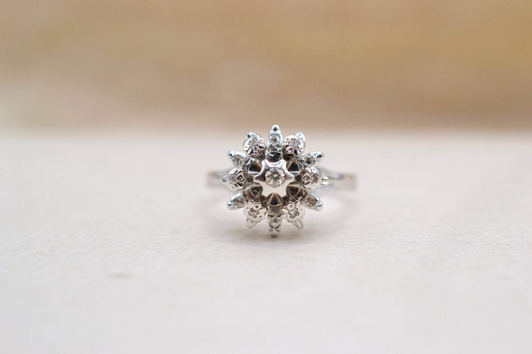 58 Bague florale en or blanc et diamants 58 Facettes 3684