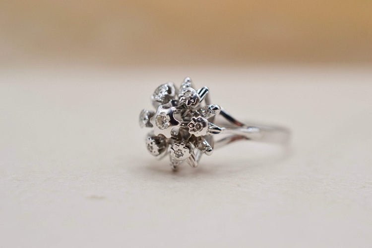 58 Bague florale en or blanc et diamants 58 Facettes 3684