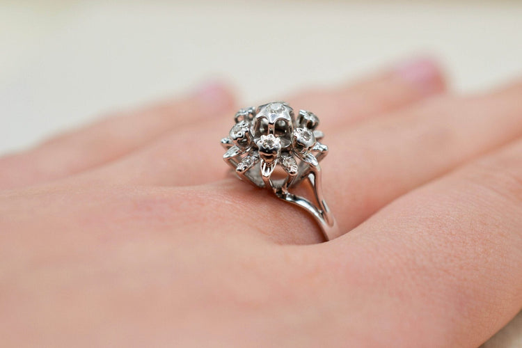 58 Bague florale en or blanc et diamants 58 Facettes 3684