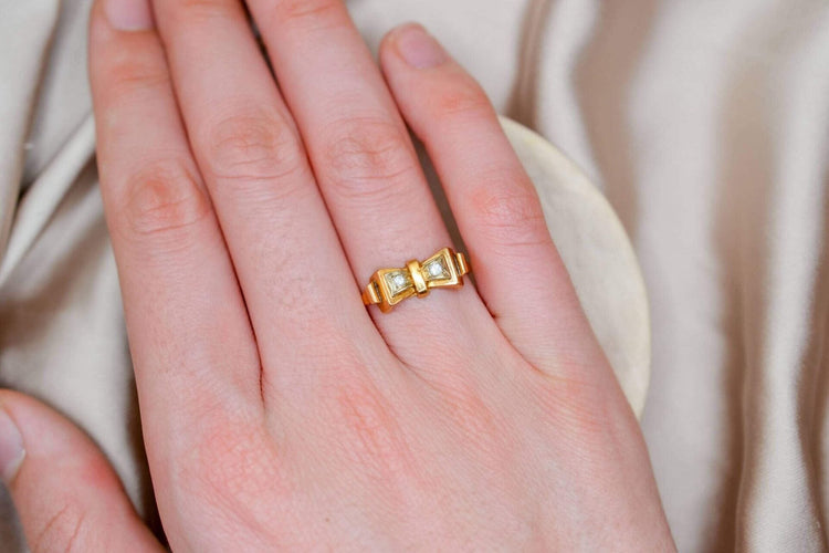 Bague 54 Bague nœud en or jaune 18 carats sertie d’oxyde 58 Facettes 3803