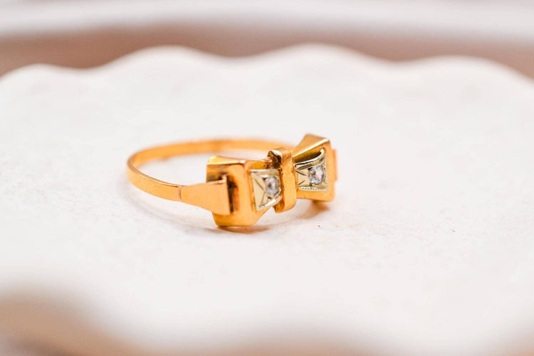 Bague 54 Bague nœud en or jaune 18 carats sertie d’oxyde 58 Facettes 3803