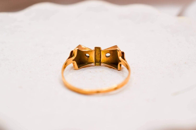 Bague 54 Bague nœud en or jaune 18 carats sertie d’oxyde 58 Facettes 3803
