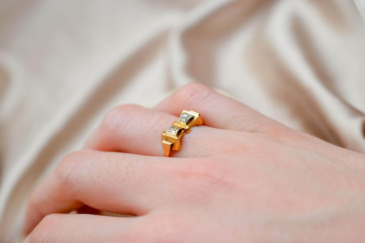 Bague 54 Bague nœud en or jaune 18 carats sertie d’oxyde 58 Facettes 3803