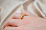 Bague 54 Bague nœud en or jaune 18 carats sertie d’oxyde 58 Facettes 3803