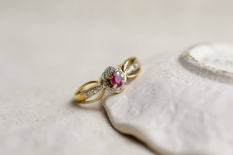 58 Bague ajourée en or jaune, rubis et diamants 58 Facettes 3747