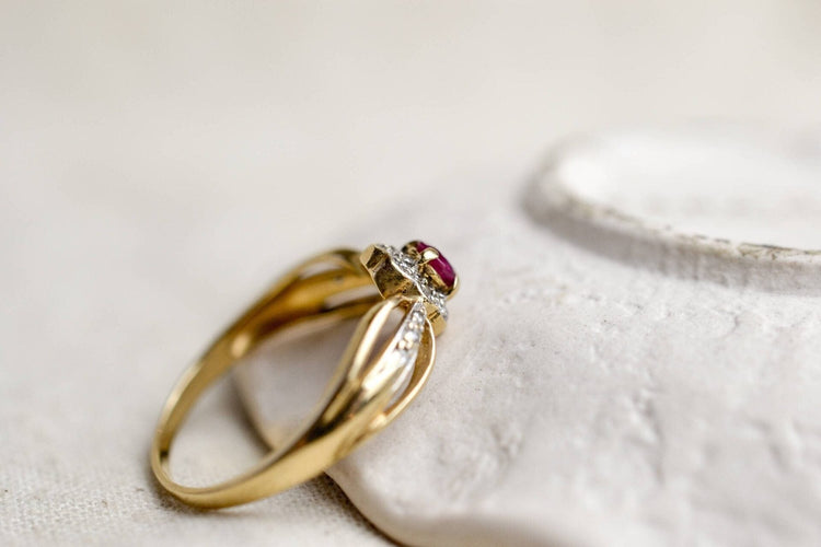 58 Bague ajourée en or jaune, rubis et diamants 58 Facettes 3747