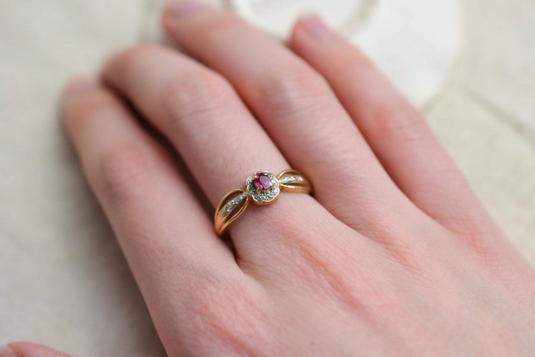 58 Bague ajourée en or jaune, rubis et diamants 58 Facettes 3747