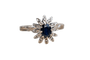 Bague 55 Bague Marguerite en or blanc, saphir et diamants 58 Facettes 3789