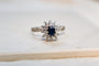 55 Bague Marguerite en or blanc, saphir et diamants 58 Facettes 3789