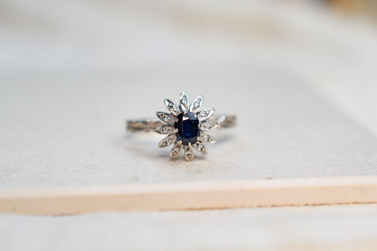 55 Bague Marguerite en or blanc, saphir et diamants 58 Facettes 3789