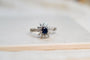 55 Bague Marguerite en or blanc, saphir et diamants 58 Facettes 3789