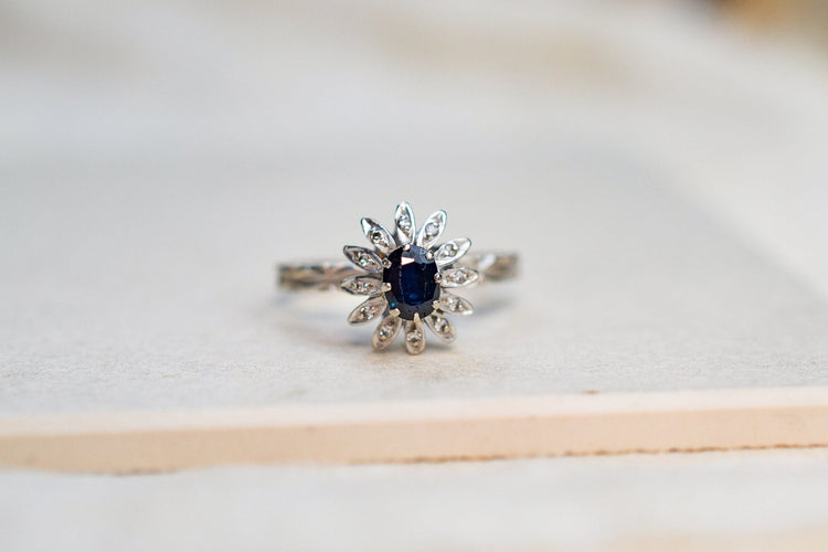 55 Bague Marguerite en or blanc, saphir et diamants 58 Facettes 3789