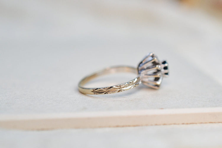 55 Bague Marguerite en or blanc, saphir et diamants 58 Facettes 3789