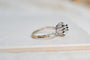 55 Bague Marguerite en or blanc, saphir et diamants 58 Facettes 3789