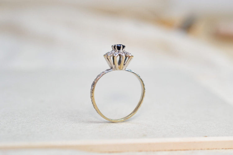 55 Bague Marguerite en or blanc, saphir et diamants 58 Facettes 3789