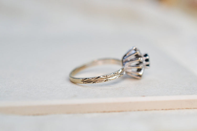 55 Bague Marguerite en or blanc, saphir et diamants 58 Facettes 3789
