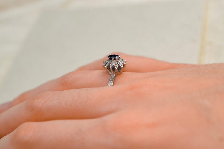 55 Bague Marguerite en or blanc, saphir et diamants 58 Facettes 3789