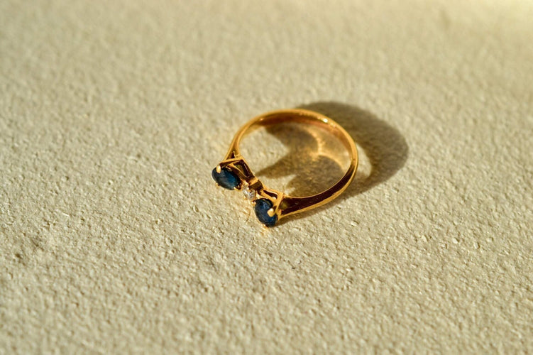 46 Bague nœud en or jaune, saphirs et diamant 58 Facettes 3815