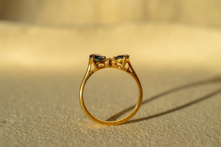46 Bague nœud en or jaune, saphirs et diamant 58 Facettes 3815