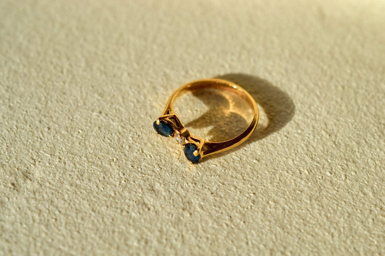 46 Bague nœud en or jaune, saphirs et diamant 58 Facettes 3815