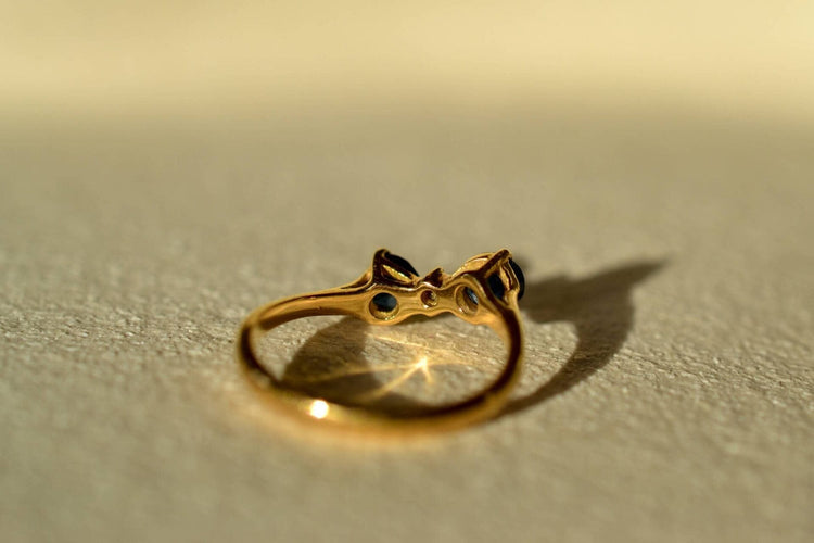 46 Bague nœud en or jaune, saphirs et diamant 58 Facettes 3815