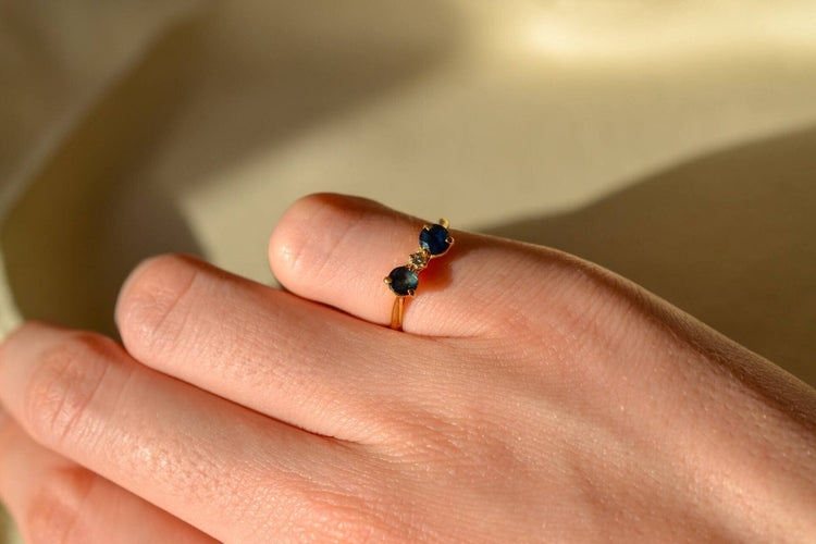 46 Bague nœud en or jaune, saphirs et diamant 58 Facettes 3815