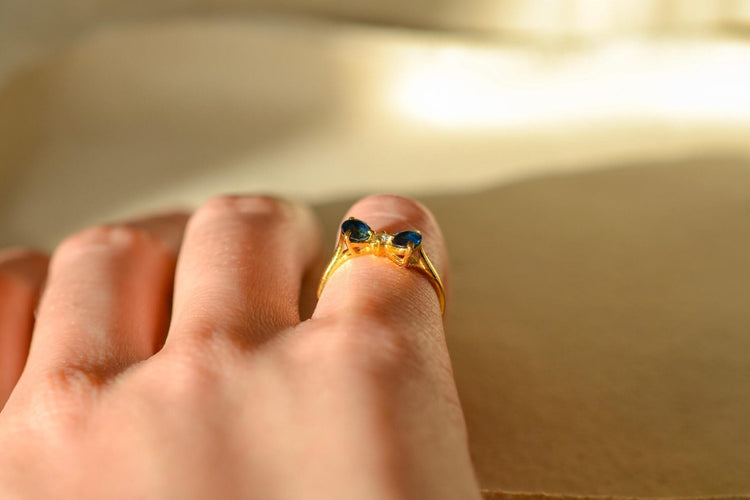 46 Bague nœud en or jaune, saphirs et diamant 58 Facettes 3815