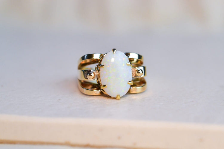 51 Bague opale cabochon en or jaune 58 Facettes 3763