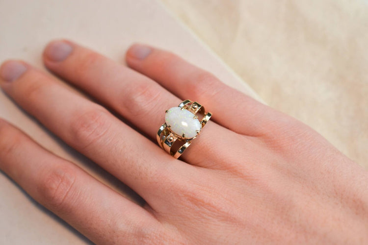 51 Bague opale cabochon en or jaune 58 Facettes 3763