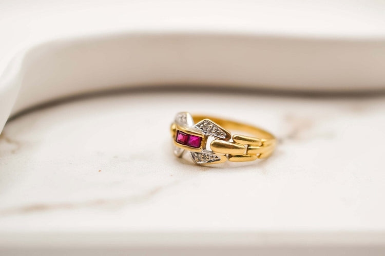 51 Bague Art déco en or jaune, rubis et diamants 58 Facettes 3849