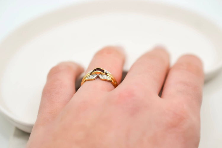 51 Bague Art déco en or jaune, rubis et diamants 58 Facettes 3849